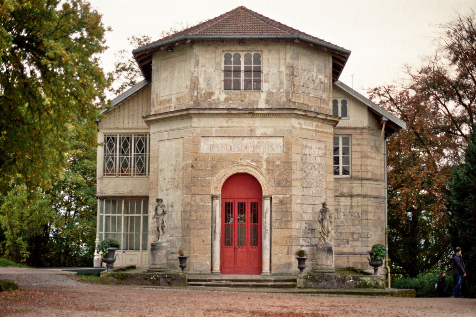 Altes Gebäude mit roter Tür