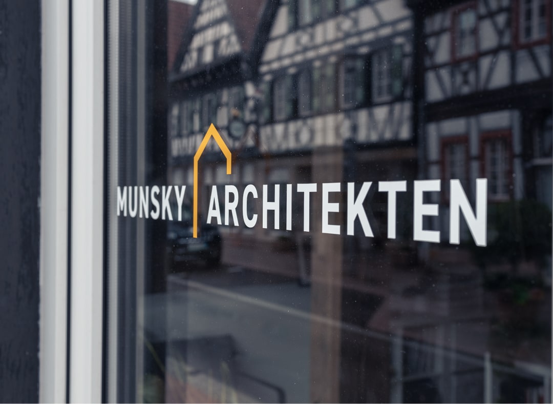 Close-Up Aufnahme Fenster mit dem Logo von Munsky Architekten