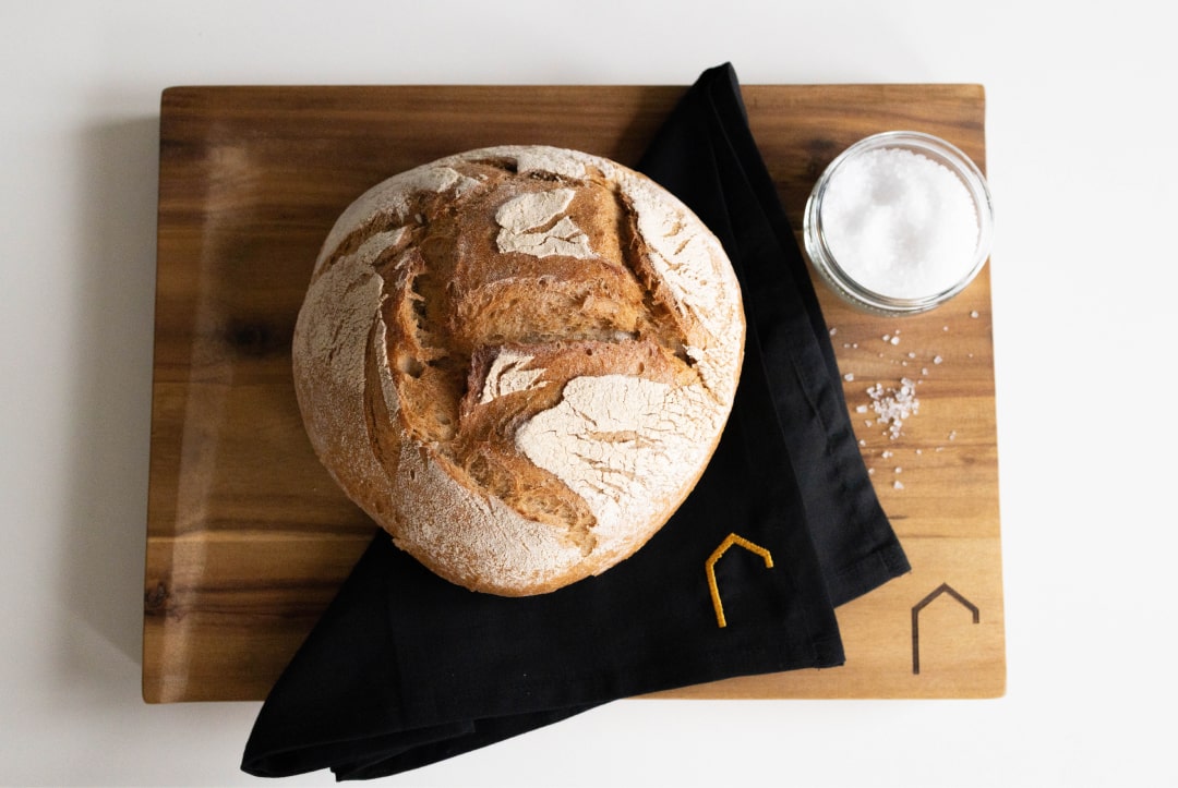 Richtfestgeschenk Komposition Brot auf Geschirrtuch und Salz auf dem Schneidebrett für Munsky Architekten